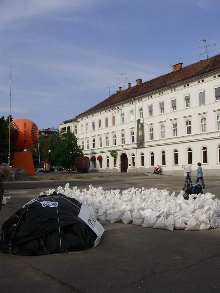 Instalacija 'Vzpostavitev'. Autor: Sonja Jeđud.