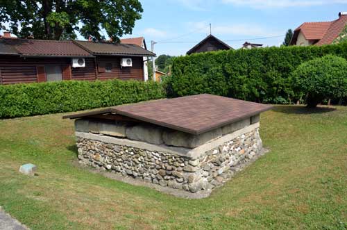 Rimska nekropola u Šempetru - Grobnica izgrađena od šljunka in situ. Foto: VJB. Rimska nekropola u Šempetru - Grobnica izgrađena od šljunka in situ. Foto: VJB.