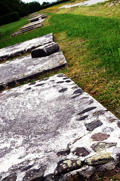 Rimska nekropola u Šempetru - Grobovi uz otkriveni dio rimske ceste. Foto: VJB. Rimska nekropola u Šempetru - Grobovi uz otkriveni dio rimske ceste. Foto: VJB.