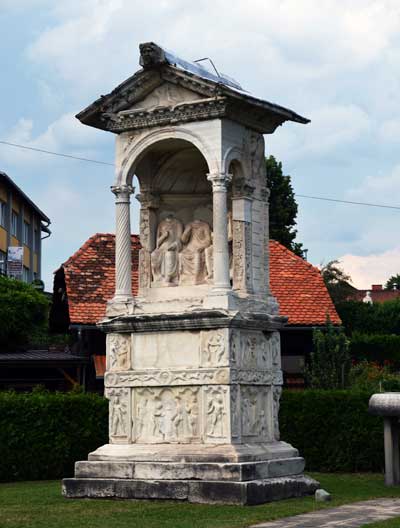 Rimska nekropola u Šempetru - Grobnica Spektacijevaca. Foto: VJB. Rimska nekropola u Šempetru - Grobnica Spektacijevaca. Foto: VJB.