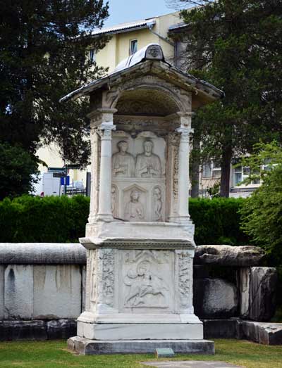 Rimska nekropola u Šempetru - Grobnica Enijevaca. Foto: VJB. Rimska nekropola u Šempetru - Grobnica Enijevaca. Foto: VJB.