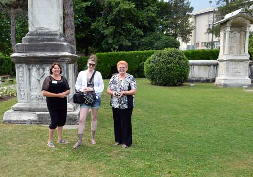Rimska nekropola u Šempetru - Gospođe Irena Zimmerman (lijevo) i Ivica Čretnik (desno). Foto: BB. Rimska nekropola u Šempetru - Gospođe Irena Zimmerman (lijevo) i Ivica Čretnik (desno). Foto: BB.