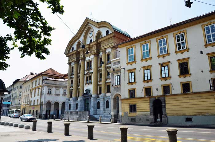 Putovanja – LJUBLJANA: Tak blizu. Tak drugače. (Drugi dio) [Ada Jukić]. Pogled na Slovensku ulicu - pročelje Uršulinske crkve. Foto: VJB.