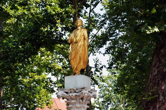 Putovanja – LJUBLJANA: Tak blizu. Tak drugače. III dio Skulptura Emonca na Kongresnom trgu. Foto: VJB.