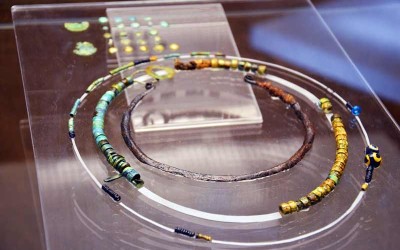 MGZ – Otvorenje izložbe ‘Budinjak – polje tumula: arheološka istraživanja 1995. – 2014.’ [osvrt Vendi Jukić Buča]