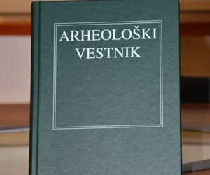 Susreti – Večer predavanja na temu ‘Od poznorimskega alpskega obrambnega sistema do Rupnikove linije – dolga stoletja usodne meje na pragu Mediterana’ povodom predstavljanja ovogodišnjeg broja ‘Arheološkog vestnika’ (63/2012) [Osvrt Vendi Jukić Buča]